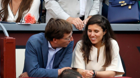 José Luis Martínez Almeida y Teresa Urquijo en una corrida de toros. EP.