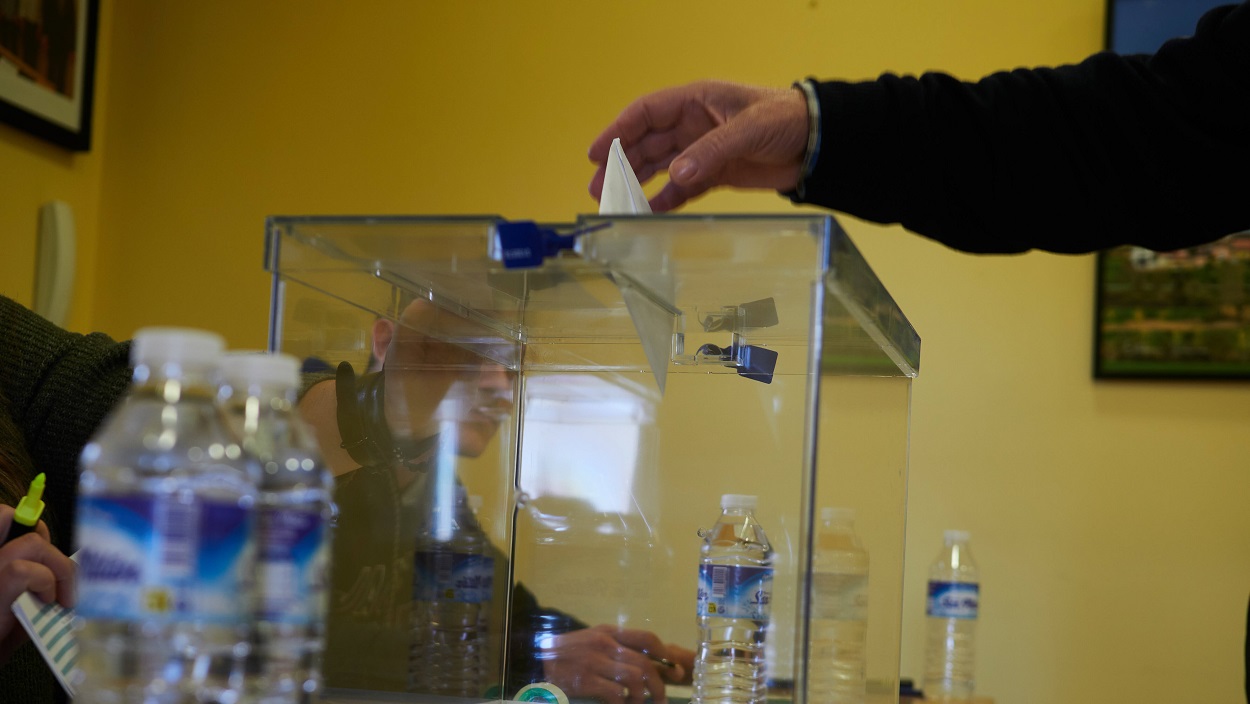 Una persona ejerce su derecho a voto, a 26 de noviembre de 2023, en Barasoain, Navarra. EP