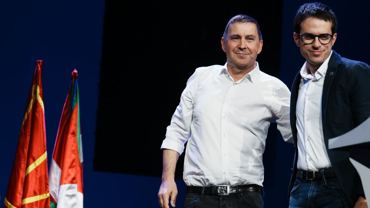 El líder de EH Bildu, Arnaldo Otegi, junto al candidato abertzale, Pello Otxandiano. EP. 