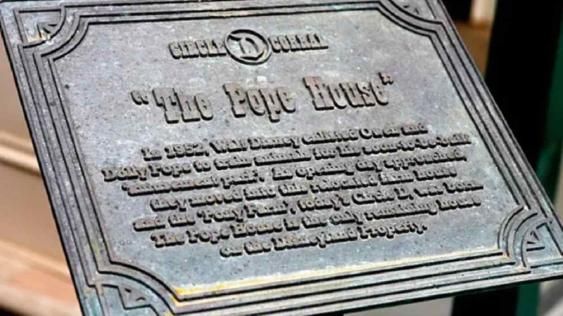 Placa dedicada al matrimonio que vivió en Disneyland durante 16 años