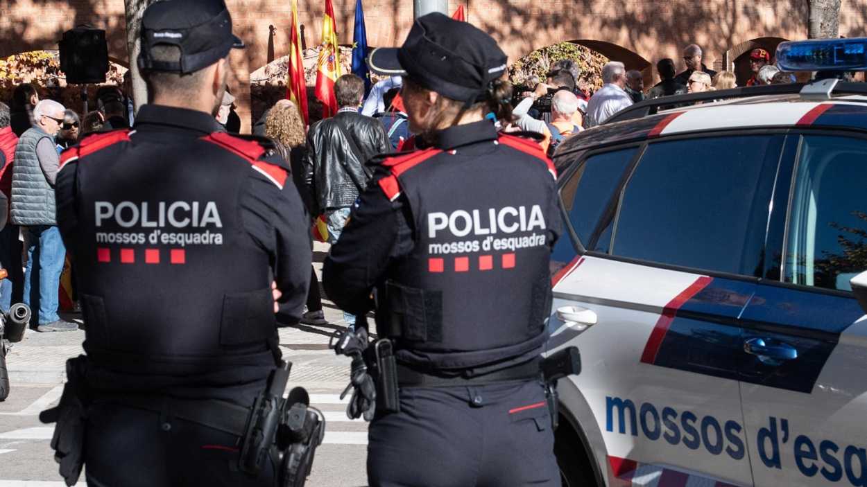 Imagen de archivo de dos agentes de los Mossos d'Esquadra. Ep