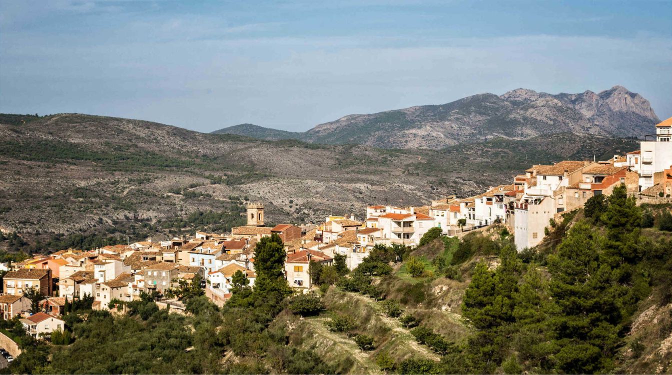 Vista general de Agres (Alicante), enclavado en la Sierra Mariola