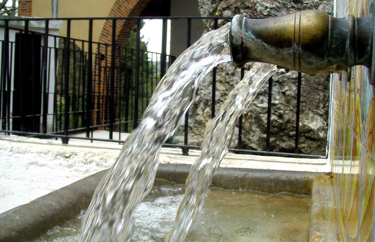 Fuente de l'Assut, con el lavadero al fondo