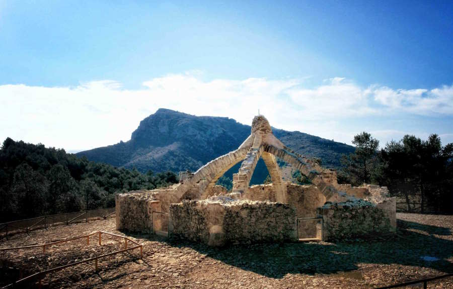Agres Cava Gran, también llamada Arquejada, con el Montcabrer al fondo (Foto Turismo de la Generalitat Valenciana)
