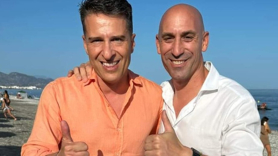 El alcalde de Torrox y Rubiales en una playa del municipio malagueño