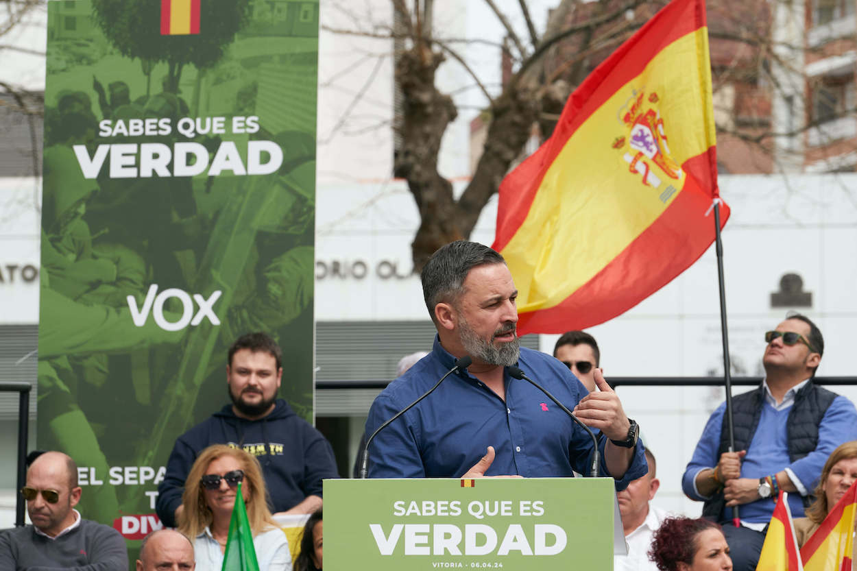 El presidente de VOX, Santiago Abascal, interviene durante un acto electoral de su partido, en la Plaza del Arca, a 6 de abril de 2024, en Vitoria Gasteiz, Álava. EP