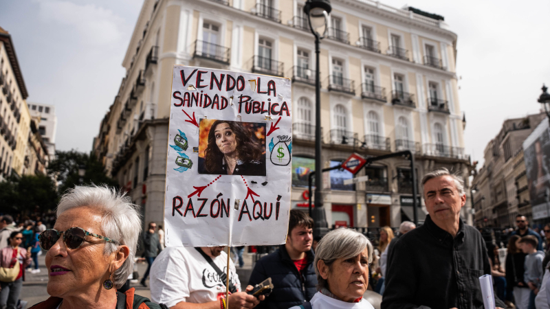 Varias personas protestan durante la cadena humana por la sanidad pública, en la Puerta del Sol. EP. Varias personas protestan durante la cadena humana por la sanidad pública, en la Puerta del Sol. EP.