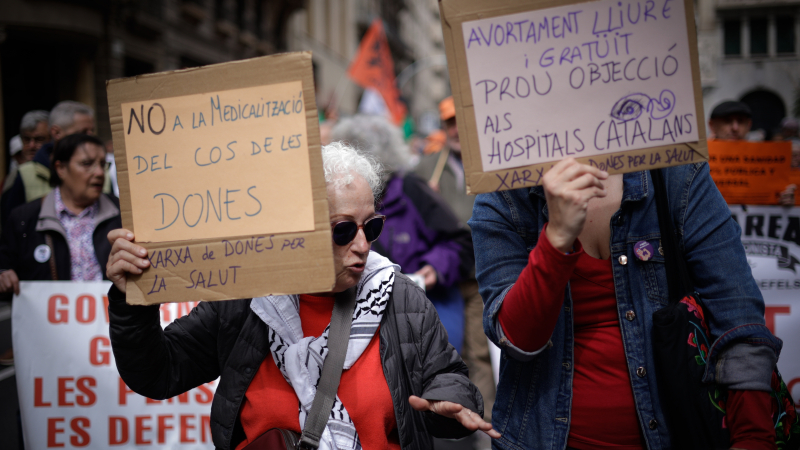 Varias personas protestan durante una manifestación contra la privatización de la sanidad, a 7 de abril de 2024, en Barcelona. EP.