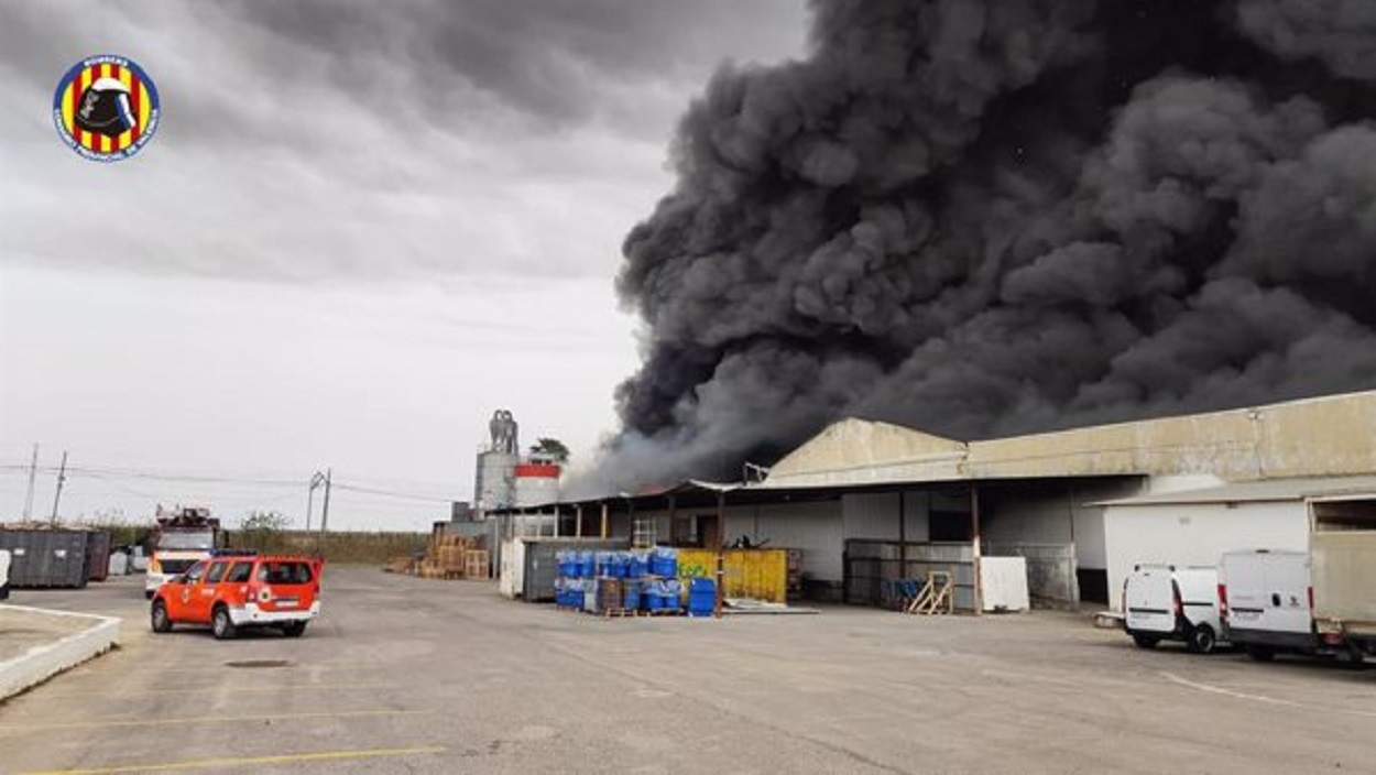 Incendio en la empresa Cecotec en Sollana (Valencia)
