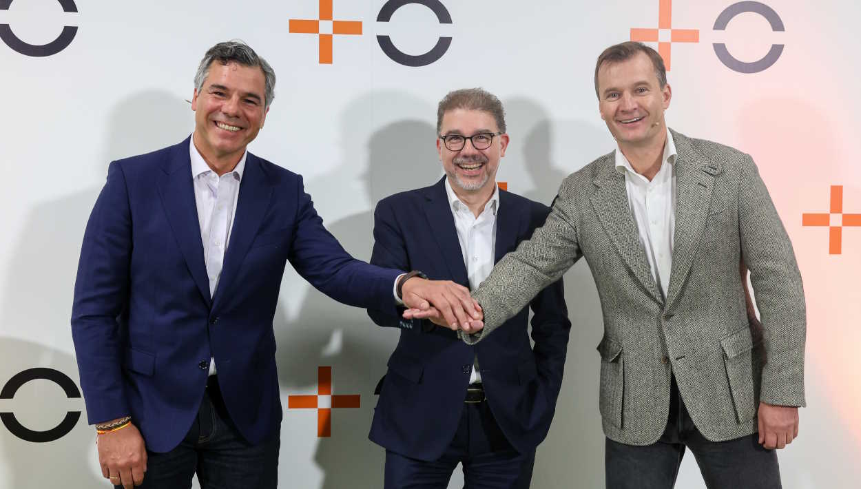 El general manager de MásMóvil, Germán López; el consejero delegado de Orange España, Ludovic Pech, y el CEO de Yoigo, Meinrad Spenger, durante la presentación de la nueva Joint Venture de Orange España y MásMóvil