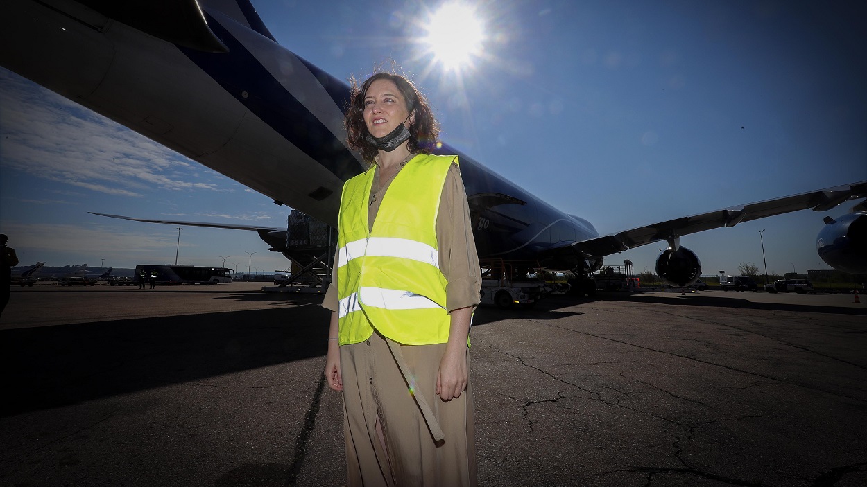 La presidenta de la Comunidad de Madrid, Isabel Díaz Ayuso, durante su recepción a uno de los aviones procedentes de China con material sanitario. EP/Archivo.