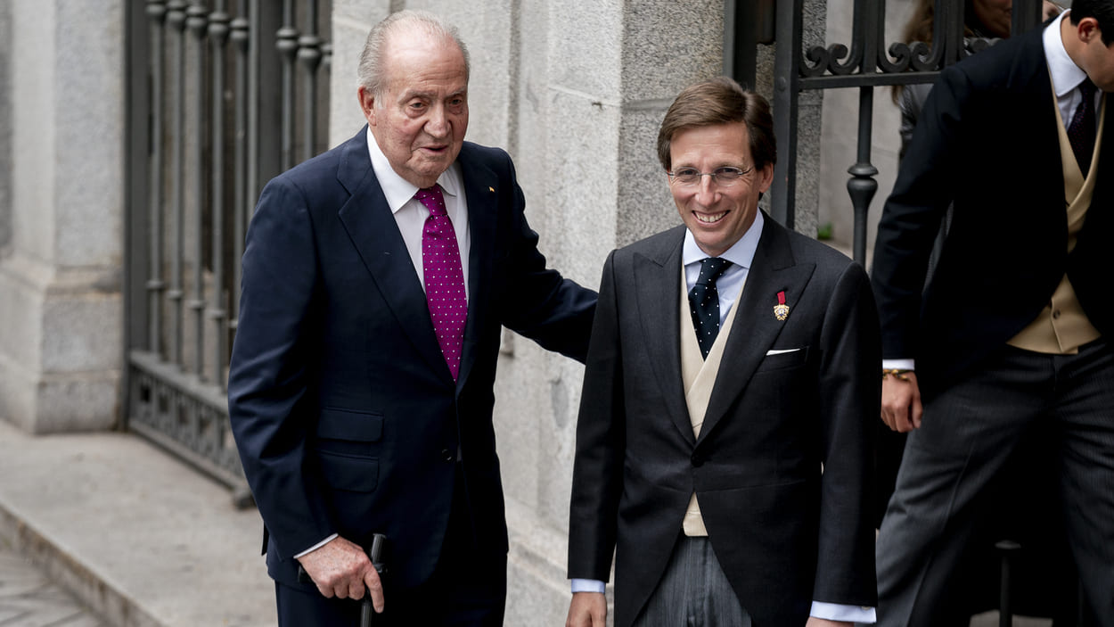 El rey emérito Juan Carlos I y José Luis Martínez Almeida a la entrada de la iglesia. EP. 