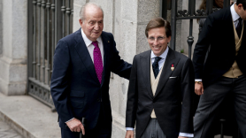 El rey emérito Juan Carlos I y José Luis Martínez Almeida a la entrada de la iglesia. EP.