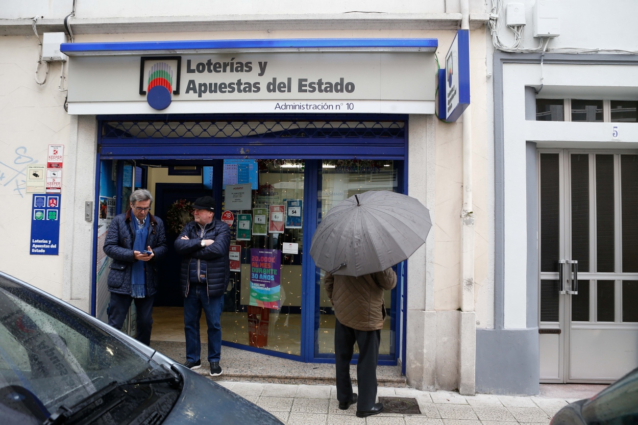 Imagen de la administración de lotería de Lugo donde tuvo lugar el atraco apenas unas horas después de producirse (Foto: Europa Press).