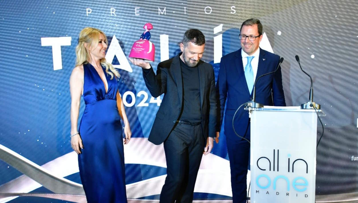 Cayetana Guillén Cuervo, Antonio Banderas y Raül Blanco, presidente de Renfe, durante la entrega del Premio Tren de la Cultura