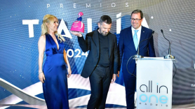 Cayetana Guillén Cuervo, Antonio Banderas y Raül Blanco, presidente de Renfe, durante la entrega del Premio Tren de la Cultura