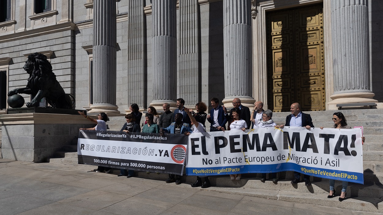 Concetración frente al Congreso a favor de la regularización. EP