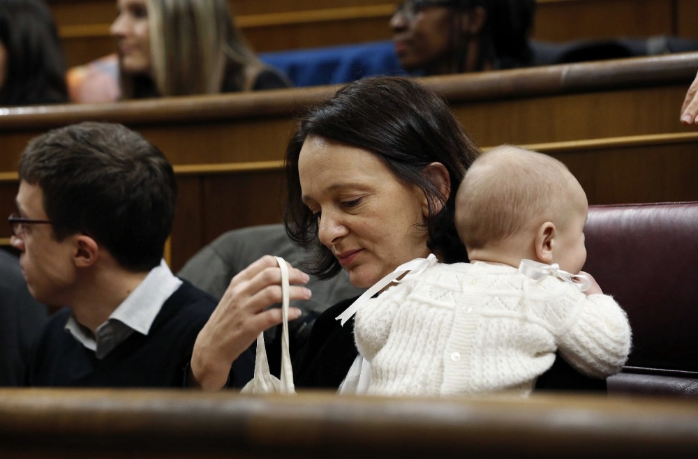 Carolina Bescansa con su bebé el día de la constitución de las Cortes Generales.
