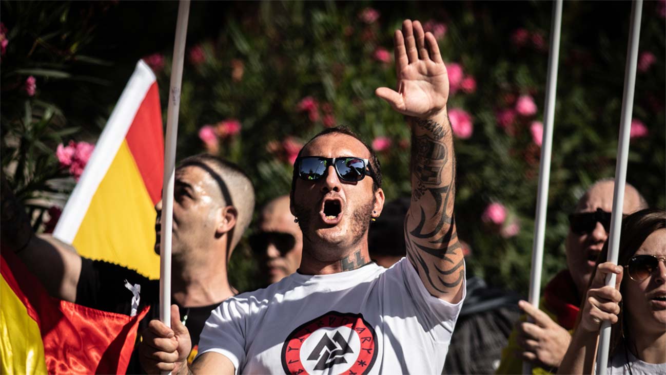 En la imagen, neonazis celebran en Barcelona el 12 de octubre con simbología ultra y franquista | EP