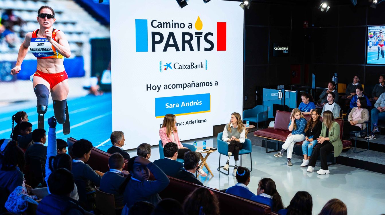 Sara Andrés junto a Almudena Rivera, periodista deportiva y comunicadora, que ha conducido el encuentro de la atleta con los escolares