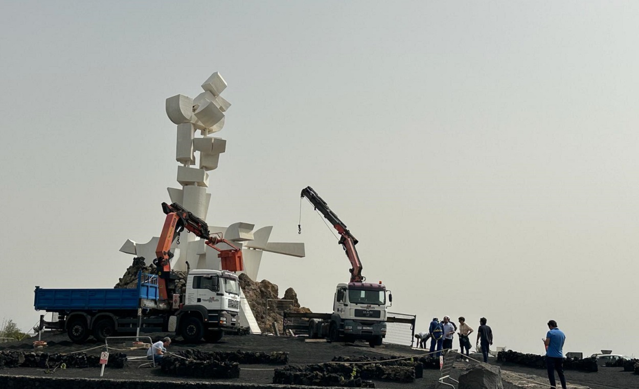 El viento destroza parte de la obra de Manrique en Lanzarote