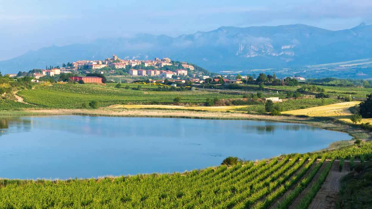 Laguardia, el pueblo medieval de Álava con más de 300 cuevas subterráneas, un destino perfecto para los amantes del buen vino.