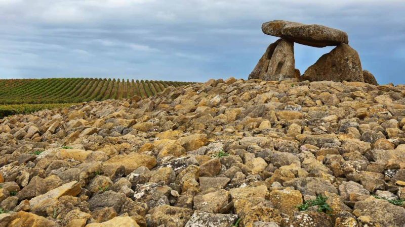 Vista de uno de los Dólmenes de la Ruta construido durante el neolítico.