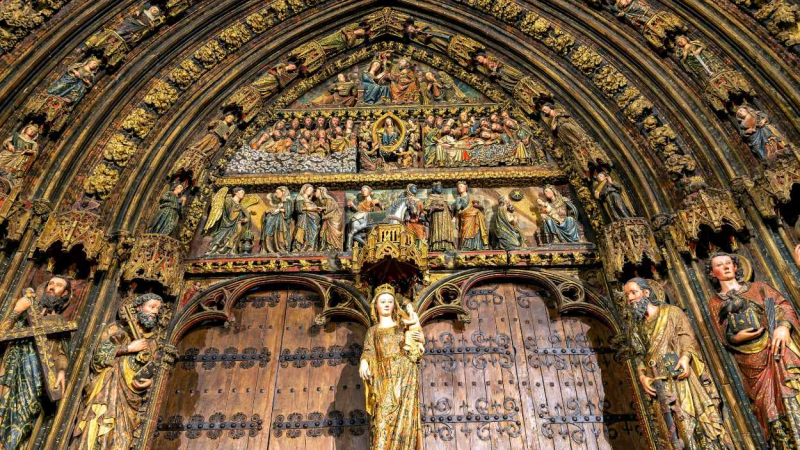 Pórtico policromado de la iglesia de Santa María de los Reyes en Laguardia.