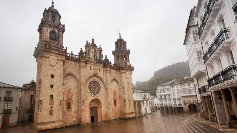 Plaza de la Catedral de Mondoñedo, situada en Lugo, Galicia.