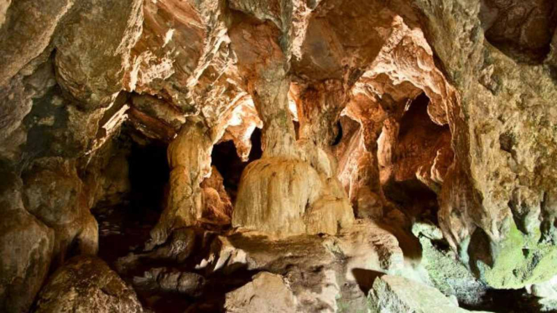 Cuevas del Rey Cintolo en Mondoñedo, conocidas por una leyenda popular. A Mariña Lucense