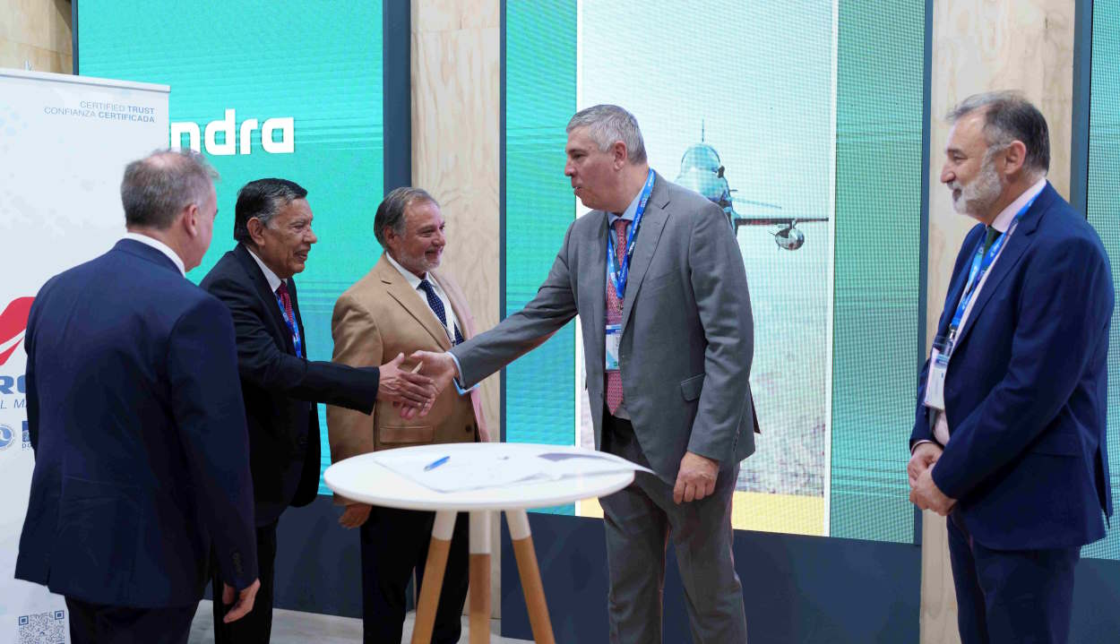 Momento de la firma del acuerdo entre Aeromac e Indra en Chile