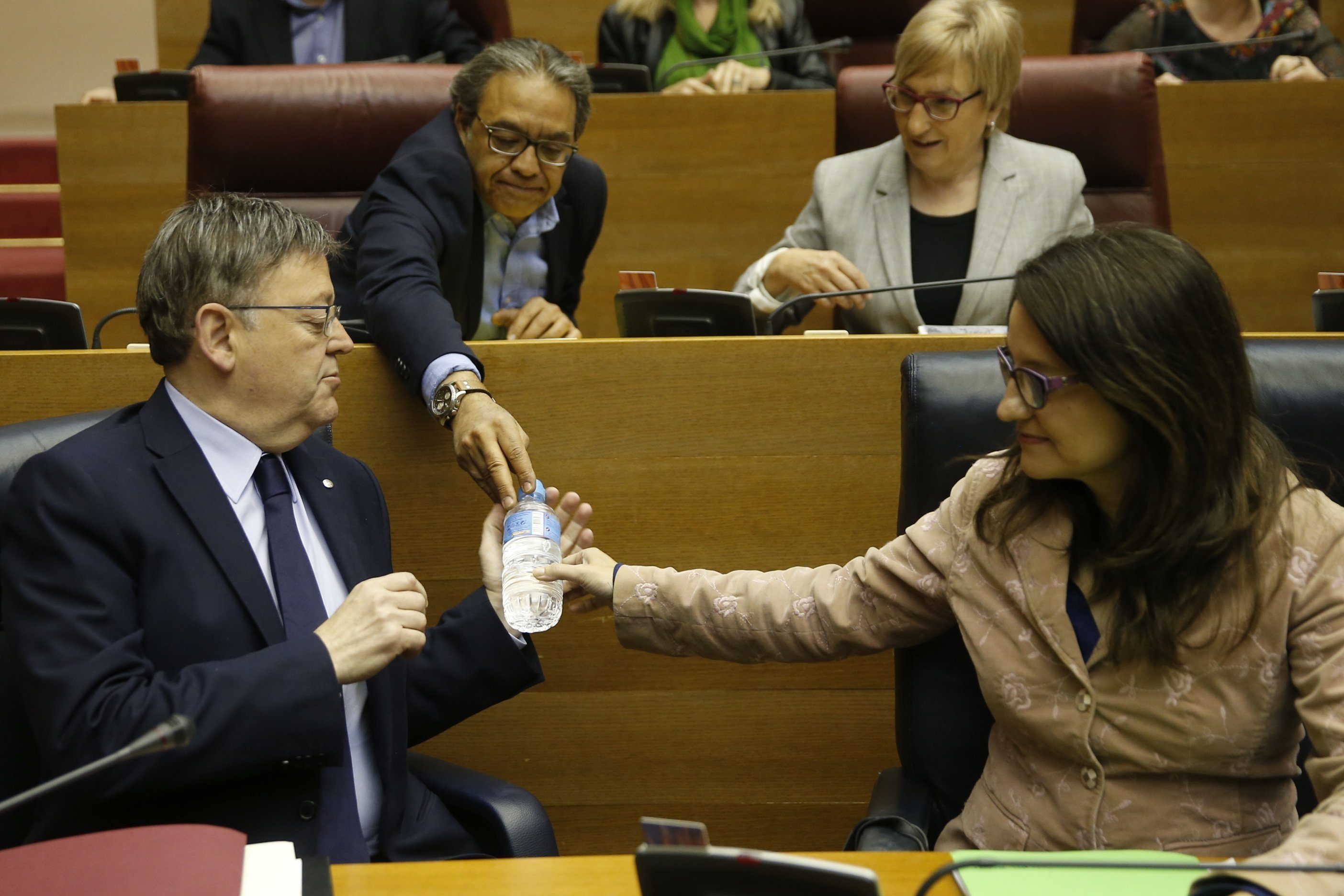 El president de la Generalitat, Ximo Puig, junto a la vicepresidenta, Mónica Oltra, al inicio de la sesión de control al Gobierno Valenciano