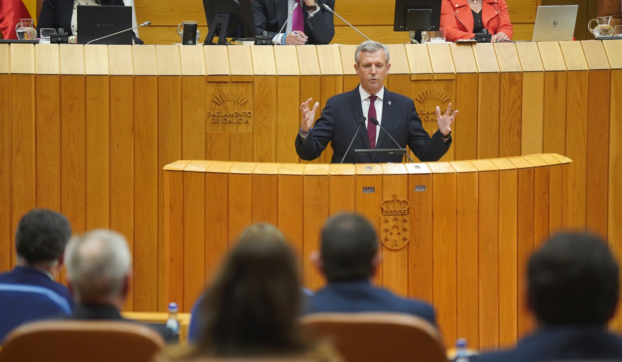 Un diputado se confunde en la investidura de Rueda. EP