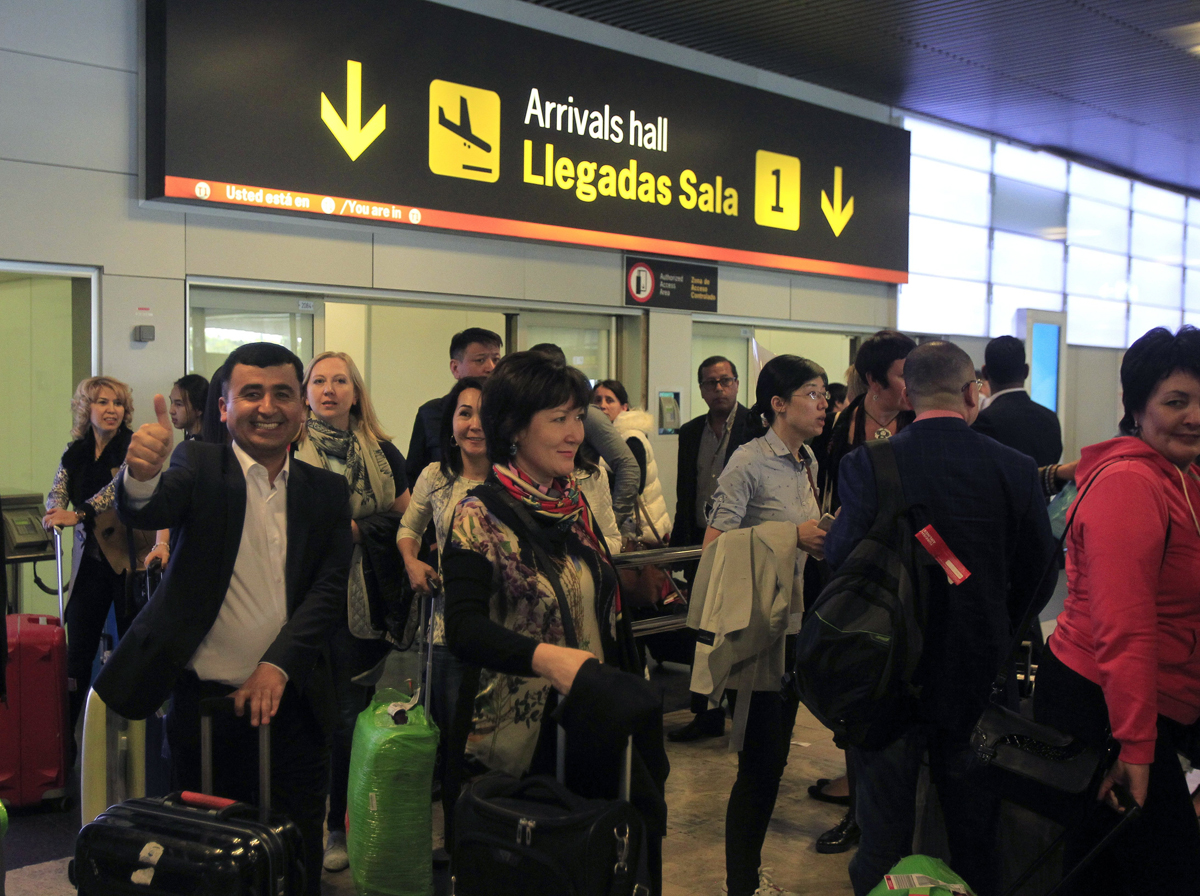 Los empleados del Grupo chino Tiens a su llegada al aeropuerto de Barajas
