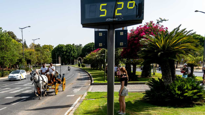 Un termómetro marca 52 grados centígrados en Sevilla durante el verano de 2023. EP