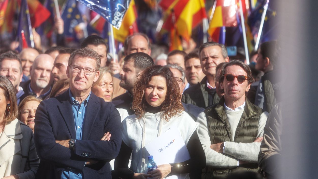 El presidente del PP, Alberto Núñez Feijóo, la presidenta de la Comunidad de Madrid, Isabel Díaz Ayuso, y el expresidente del Gobierno José María Aznar, en una concentración contra la amnistía. EP