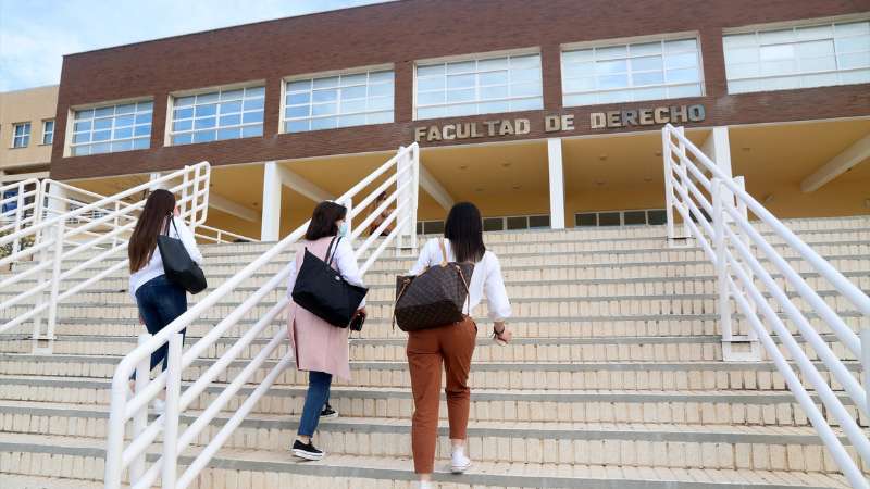 Varios estudiantes de la Facultad de Derecho de la Universidad de Málaga en 2021 | EP