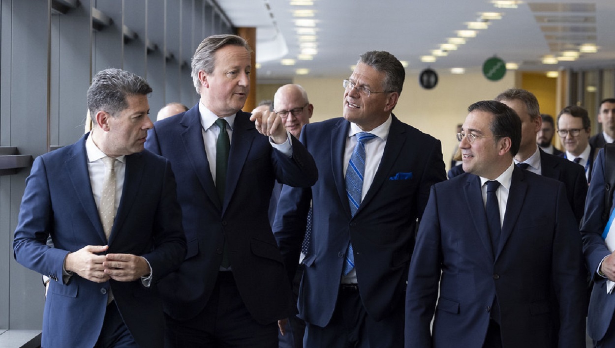 El ministro principal de Gibraltar, Fabian Picardo; el ministro de Exteriores británico, David Cameron; el vicepresidente de la Comisión Europea Maros Sefcovic; y el ministro de Exteriores español, José Manuel Albares. EP