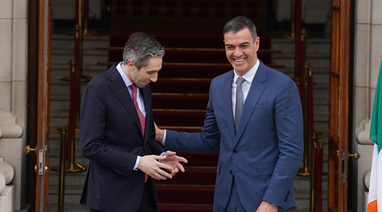 El primer ministro irlandés, Simon Harris, y el presidente del Gobierno de España, Pedro Sánchez, en Dublín. EP