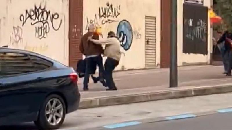 Momento de la agresión al concejal Socialista. EP