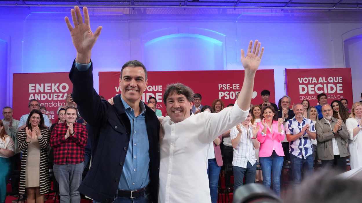 El secretario general del PSOE y presidente del Gobierno, Pedro Sánchez (i) y el secretario general de PSE EE y candidato del partido a Lehendakari, Eneko Andueza (d).