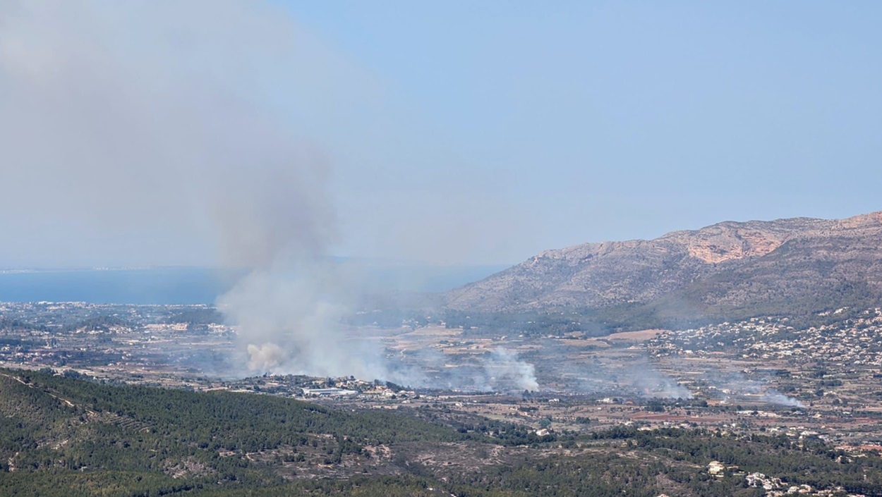 Más de 25 efectivos de bomberos trabajan en la extinción de un incendio entre Xàbia y Gata. Ayuntamiento de Denia.