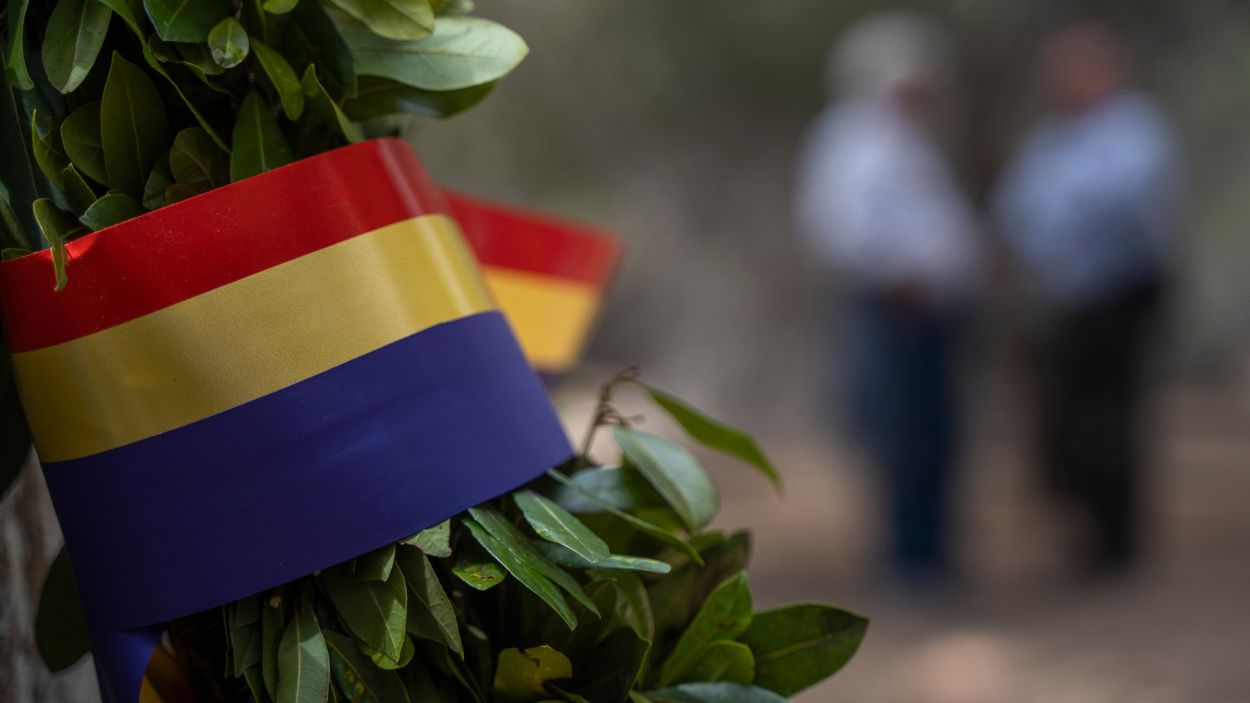 Una bandera de la República en una corona de laurel durante un acto de conmemoración del Día de la República en el 'Paredón de España', a 14 de abril de 2023, en Paterna. EP