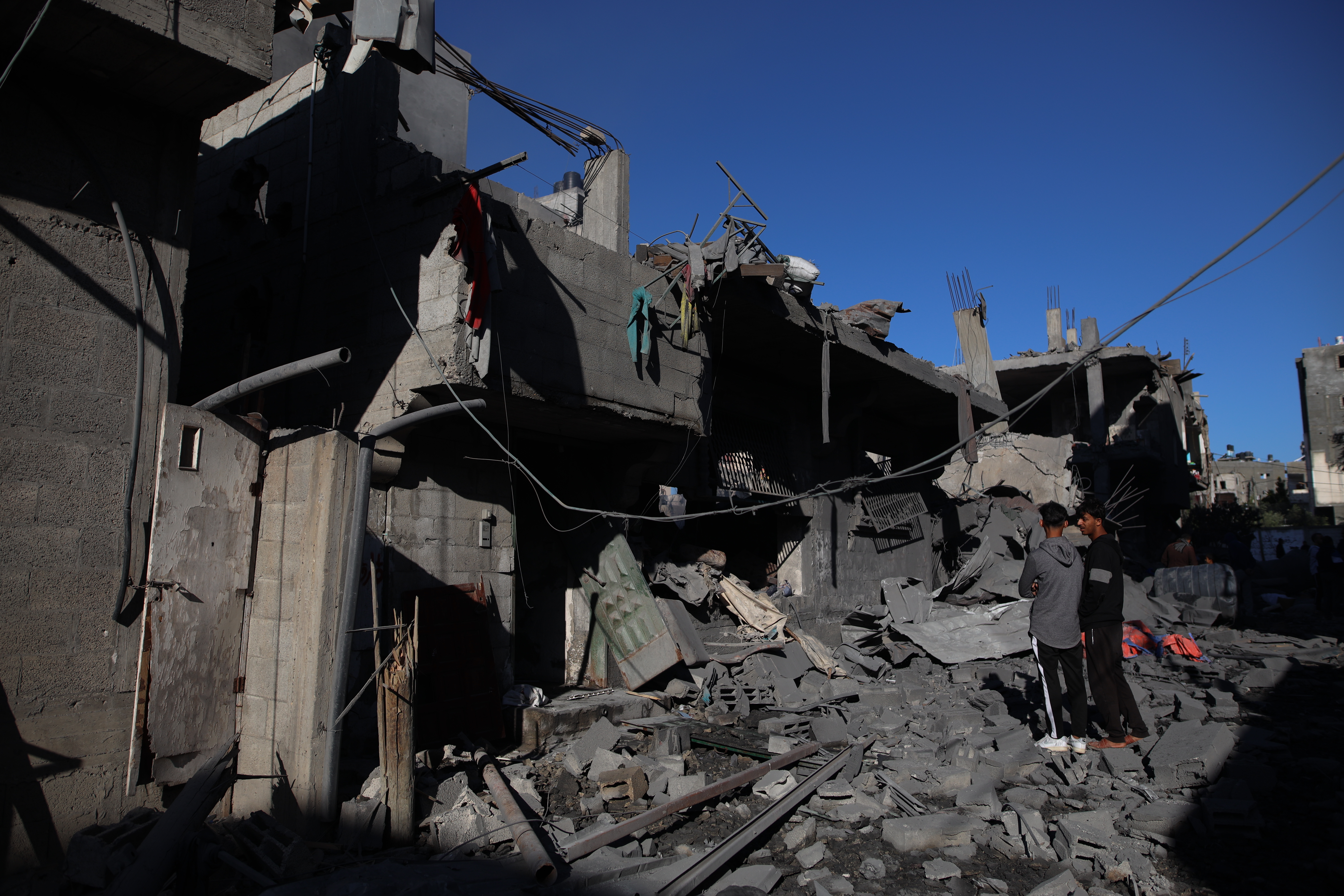 Edificios destruidos por los bombardeos del Ejército de Israel contra el campamento de refugiados de Nuseirat, en el centro de la Franja de Gaza. EP.