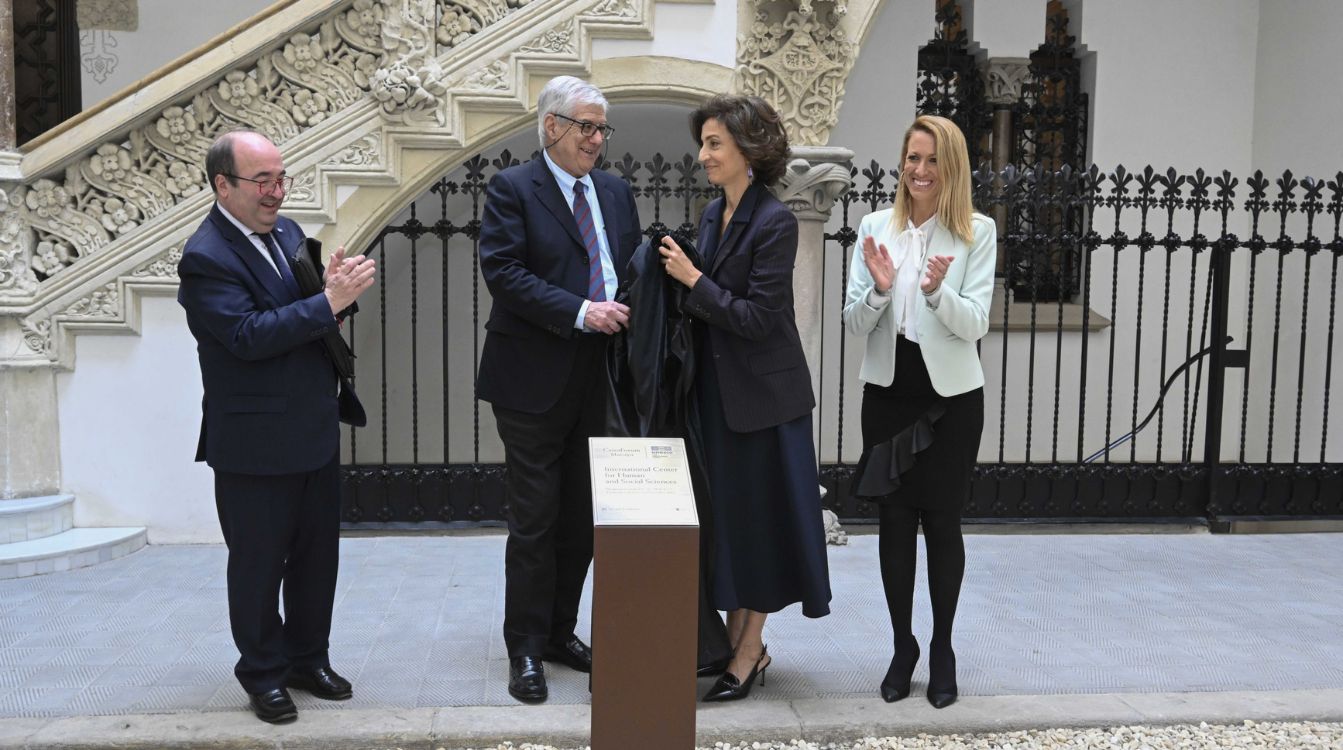 Audrey Azoulay, directora general de la UNESCO, junto a Miquel Iceta, Juan José López Burniol y Maria Eugènia Gay en la inauguración del Centro Internacional para las Ciencias Humanas y Sociales de la UNESCO en CaixaForum Macaya