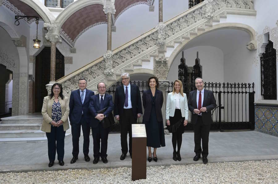 De izquierda a derecha, Elisa Duran, directora general adjunta de la Fundación ”la Caixa”; Ángel Simón, consejero delegado de CriteriaCaixa; Miquel Iceta, embajador delegado permanente de España en la Unesco; Juan José López Burniol, vicepresidente de la Fundación ”la Caixa”; Audrey Azoulay, directora general de la UNESCO; Maria Eugènia Gay, segunda teniente de alcaldía del Área de Derechos Sociales, Cultura, Educación y Ciclos de Vida del Ajuntament de Barcelona; y Jaume Lanaspa, presidente de la Oficina del Club de Roma a Barcelona