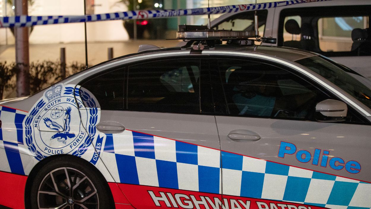 Un vehículo de la policía de australiana en las afueras de un centro comercial de Sidney tras otro apuñalamiento masivo. EP. 