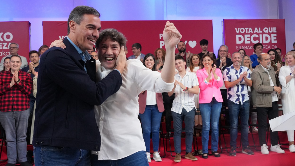 El secretario general del PSOE y presidente del Gobierno, Pedro Sánchez, y el secretario general de PSE-EE y candidato del partido a Lehendakari, Eneko Andueza. Archivo/EP.