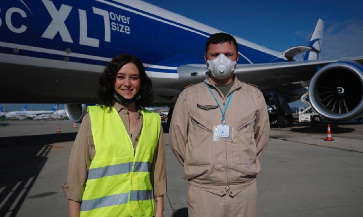Isabel Díaz Ayuso posa junto a un avión llegado de China con material sanitario. EP