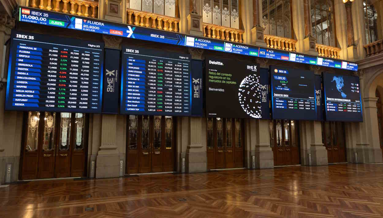 Paneles del Ibex 35 en el Palacio de la Bolsa de Madrid. EP